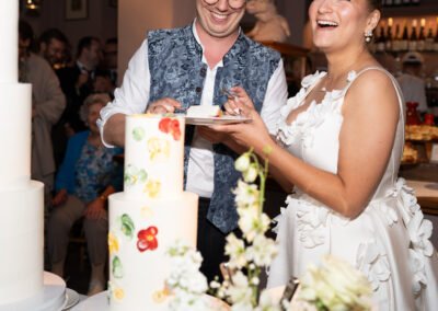 Hochzeitstorte anschneiden